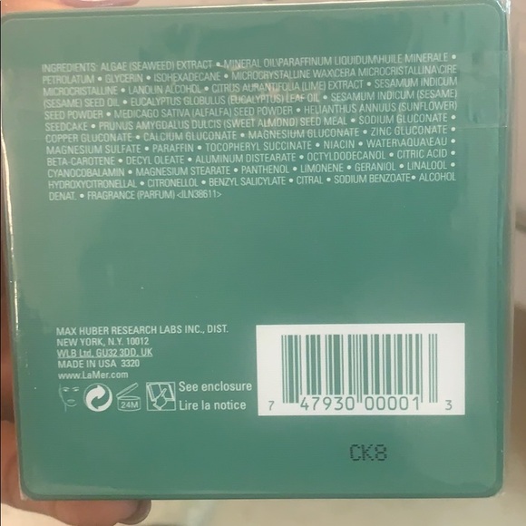 La Mer Moisturizing 2 ounce cream - Picture 2 of 3